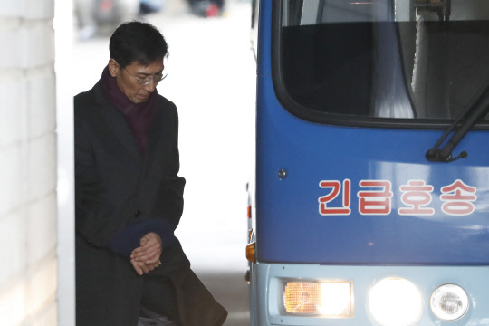 안희정 2심서 유죄      (서울=연합뉴스) 한상균 기자 = 1일 지위이용 비서 성폭력 혐의로 2심에서 실형을 선고받은 안희정 전 충남지사가 서울중앙지법에서 호송차에 오르고 있다. 2019.2.1      xyz@yna.co.kr  (끝)